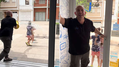 VIDEO: Una juguetería 'se moja' con una arriesgada estrategia publicitaria y rompe la Red