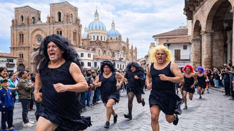 Feria de años viejos y carrera de viudas: así despide Quito el 2025 (VIDEOS)