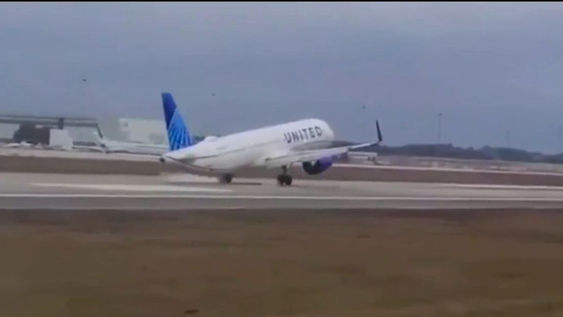 Avión evita por poco un desastre al desprenderse su rueda delantera