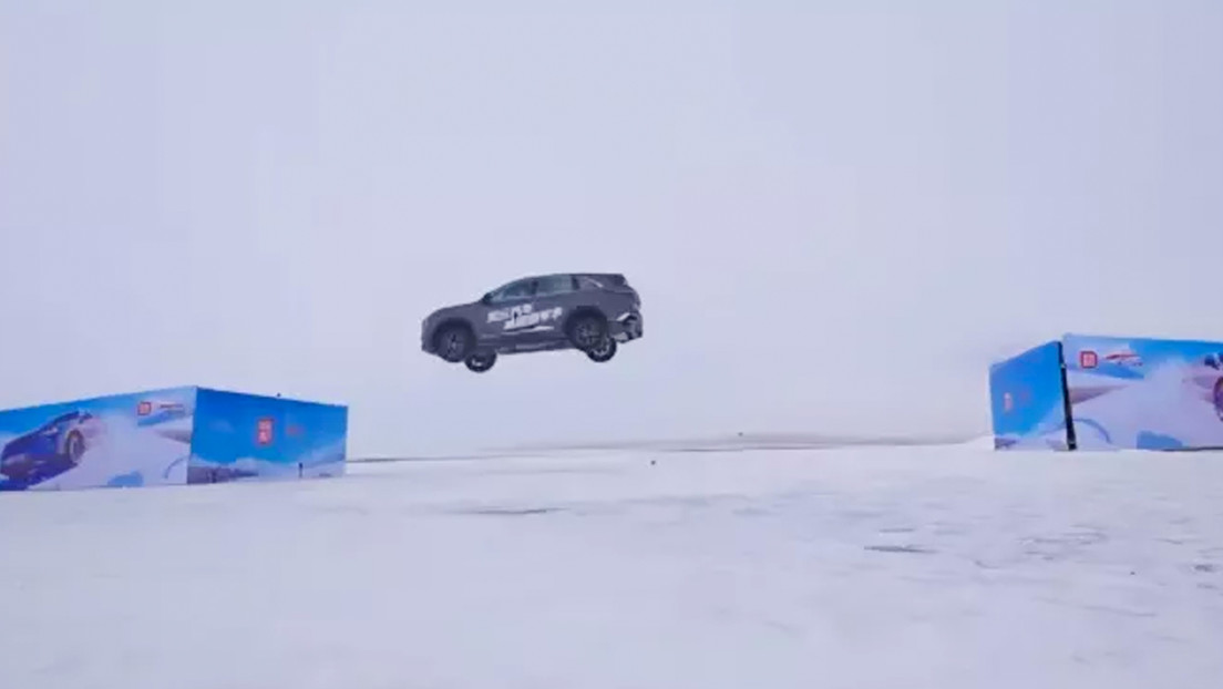 VIDEO: Un auto chino 'vuela' casi 21 metros en frío extremo y marca un récord Guinness