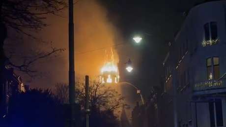 VIDEO: La torre de una iglesia famosa de Ámsterdam es devorada por un horrible incendio