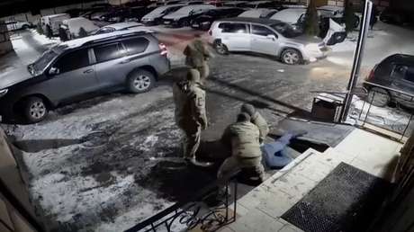 VIDEO: Así capturan a un hombre en plena calle durante una redada de movilización en Ucrania