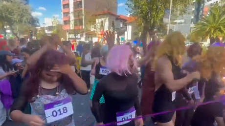 Feria de años viejos y carrera de viudas: así despide Quito el 2025 (VIDEOS)