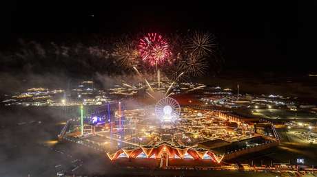 Abu Dabi bate récords con espectáculos de fuegos artificiales y drones