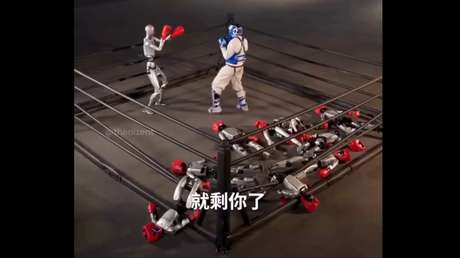 VIDEO: Se enfrenta a robots humanoides y acaba noqueado