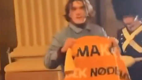 VIDEO: Guardia empuja a un activista que apareció tras el discurso del rey en Copenhague