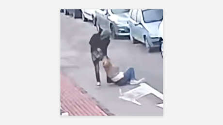 Atraco a plena luz del día: arrastra por el suelo a una mujer para robarle (VIDEO)