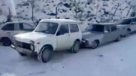 VIDEO: El precio de conducir sin neumáticos de invierno por una pendiente con nieve