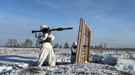 Soldado ruso protegió un tanque de varios drones y evacuó a un compañero herido