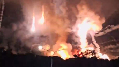 VIDEO: Potentes explosiones cerca del aeropuerto de Higuerote en Venezuela