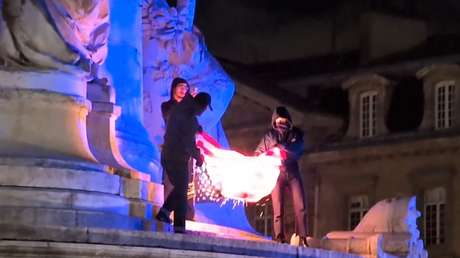 VIDEO: Queman en París una bandera de EE.UU. en protesta por la invasión a Venezuela