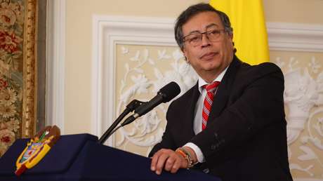 Petro: "Todo comandante que prefiera la bandera de EE.UU. a la de Colombia, que se retire inmediatamente"