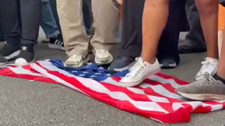 VIDEO: Pisan y queman banderas de EE.UU. ante su Consulado en Sao Paulo