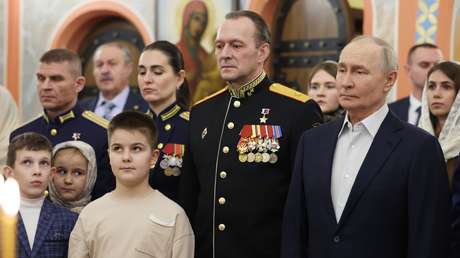 "Pueden estar orgullosos de sus padres": Putin habla con hijos de militares que participan en la operación especial