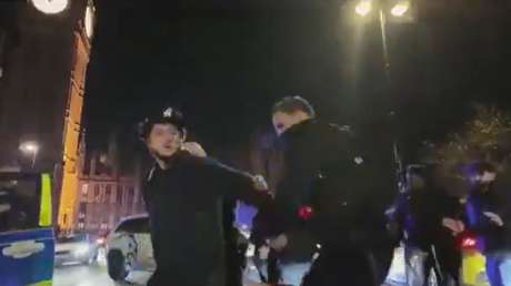 VIDEO: 'Streamer' bromea con una pistola falsa frente al Parlamento británico y termina arrestado