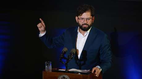 Boric acusa de "serviles" a líderes que buscan el favor de Trump