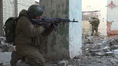 VIDEO: Militares rusos perfeccionan tácticas de asalto a posiciones enemigas en zonas urbanas