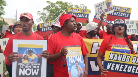 VIDEO: Protestan en la Embajada de EE.UU. en Sudáfrica en solidaridad con Venezuela