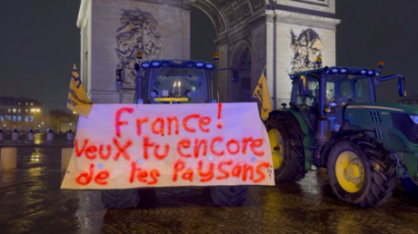 VIDEO: Decenas de tractores ocupan y cortan las calles de París