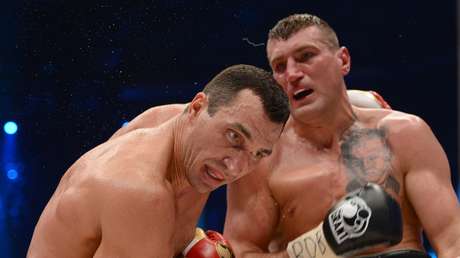 En apenas 3 minutos boxeador fulmina a tres 'influencers' en una insólita pelea (VIDEO)