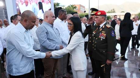 Delcy Rodríguez rinde homenaje a los caídos durante los bombardeos estadounidenses