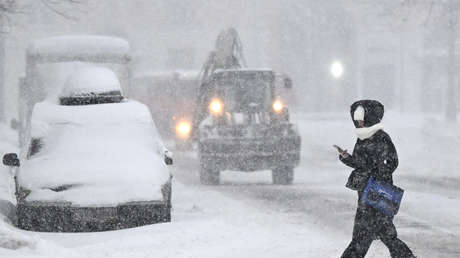 Moscú, presa de la nieve: enorme ventisca de magnitud récord paraliza la capital (VIDEOS)