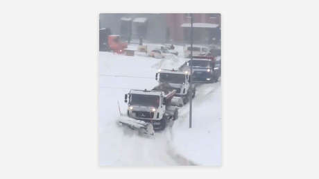Nevada apocalíptica en Moscú: quitanieves quedan sitiados en la calle (VIDEO)