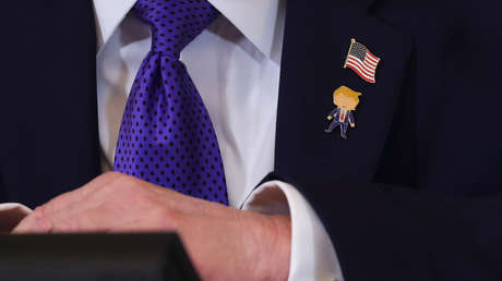 VIDEO: Trump presume de un pin con su propia imagen