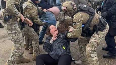 VIDEO: Violenta detención de manifestantes anti-ICE en Mineápolis