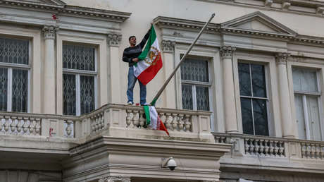 VIDEO: Manifestante arranca la bandera la Embajada iraní en Londres y ondea el emblema monárquico
