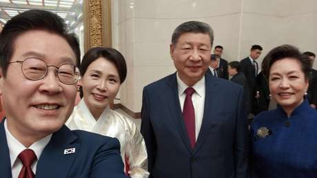 VIDEO: Presidente surcoreano se toma un selfi con Xi Jinping con el Xiaomi que este le regaló