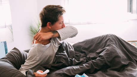 Joven se acuesta con un resfriado y fallece mientas dormía años después de que su padre muriera de forma similar