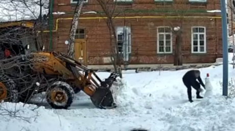 Compasión máxima: conductor de quitanieves 'salva' a un muñeco de nieve (VIDEO)