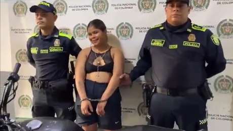 Detenida, pero con glamour: posa y sonríe ante la cámara tras el arresto (VIDEO)
