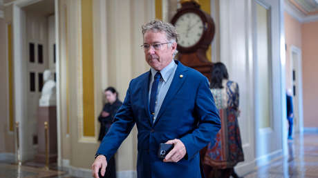 "¿Cómo proteges a la gente lanzando una bomba a una multitud?": Senador carga contra amenazas de Trump a Irán