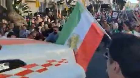 VIDEO: Camión atraviesa una multitud de manifestantes contra el Gobierno de Irán en Los Ángeles