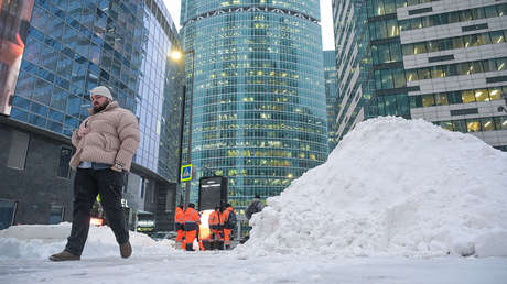 Desafío nevado de Moscú: montañas de nieve de dos pisos sorprenden a los residentes (VIDEO)