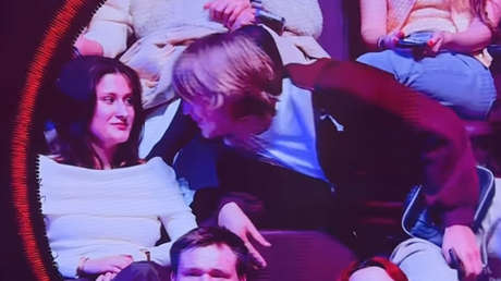 VIDEO: Jóven aprovecha la cámara de besos y pasa esto