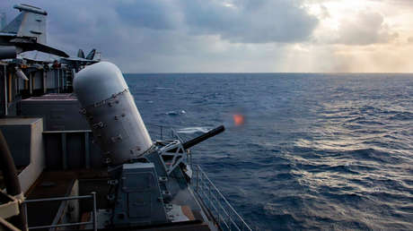La Marina de EE.UU. entrena con fuego real en el mar de la China Meridional