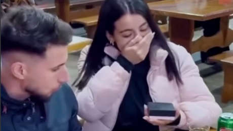Mujer confunde frasco de mayonesa con propuesta de matrimonio (VIDEO)
