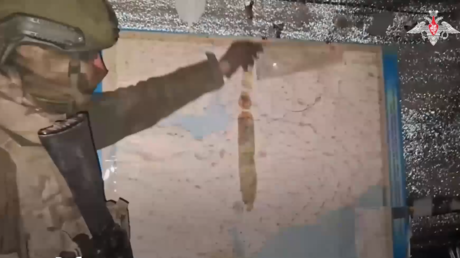 VIDEO: Militares rusos muestran por dentro un puesto de mando ucraniano abandonado