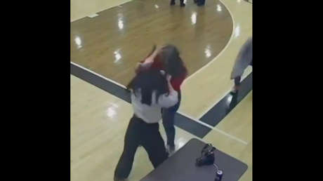 Madres protagonizan violenta pelea durante partido escolar (VIDEO)