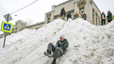 Moscovitas se divierten en una "duna" de nieve de tres metros en pleno centro (FOTOS, VIDEOS)