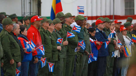 VIDEO: Díaz-Canel se quiebra en la masiva despedida a los 32 soldados asesinados por EE.UU. en Caracas