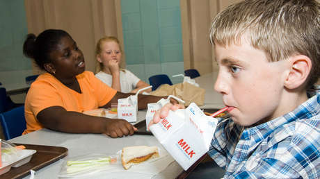 La leche entera vuelve a las escuelas en EE.UU. ¿Es saludable?