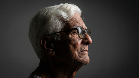 Confunden a un anciano con su gemelo muerto y pierde la pensión por cuarta vez