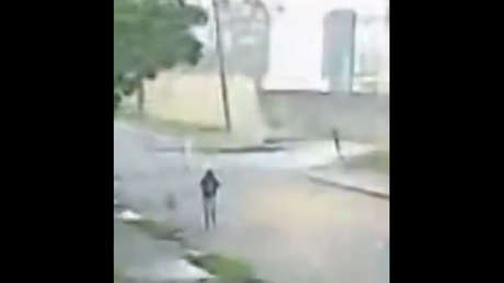 VIDEO: Joven se aferra a un árbol tras ser sorprendida por un tornado cuando iba a su casa