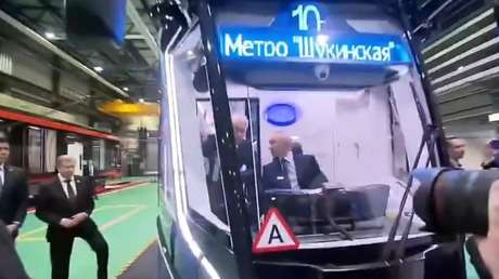 VIDEO: Putin sube a la cabina de un tranvía no tripulado