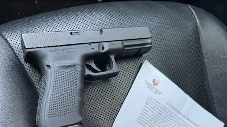 Un candidato presidencial latinoamericano obtiene una pistola tras sufrir un atentado