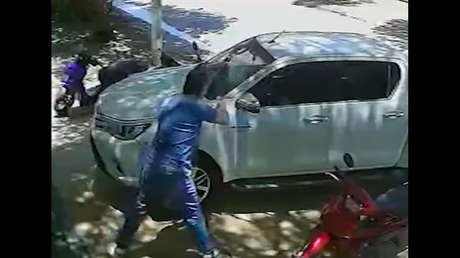 VIDEO: Hombre rompe el auto de su vecina porque le molestaba la música